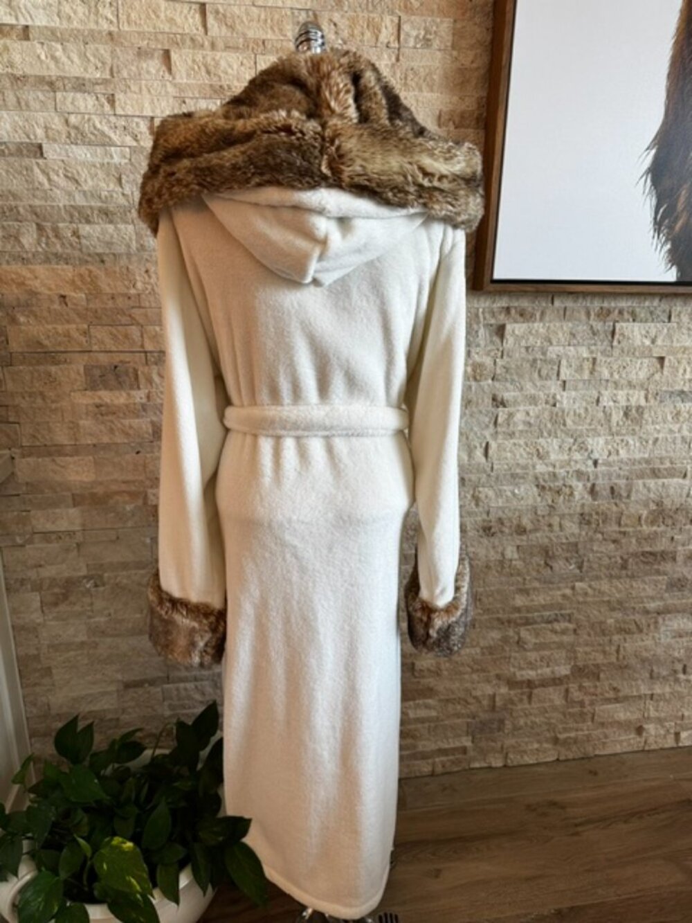 Pottery Barn White Robe with faux fur and hood XL - Picture 6 of 10